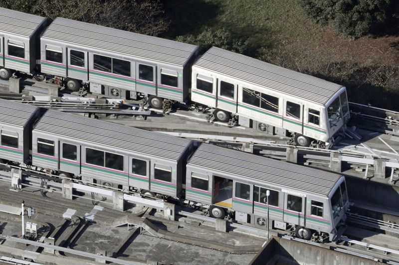 Ein Nippori-Toneri-Liner-Zug ist durch das Erdbeben, das die Region Tokio in der Nacht zum Donnerstag erschütterte, entgleist