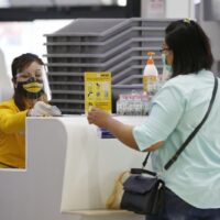 Ein Passagier checkt am Flughafen Don Mueang für einen Flug mit Nok Air ein. Die Fluggesellschaft hat alle 23 Inlandsstrecken mit 20 - 40 Flügen pro Tag wieder aufgenommen