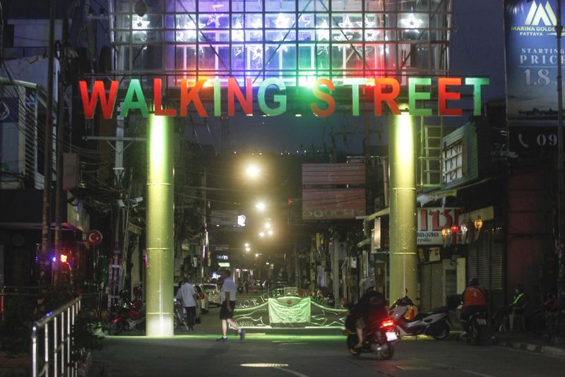 Ein neues Schild beleuchtet den Eingang zur Walking Street in Pattaya, wo das Geschäft zum Erliegen gekommen ist, seit die Covid-19-Pandemie ausländische Touristen vertrieben hat
