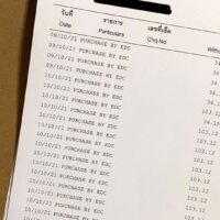 Eine Facebook Nutzerin zeigt auf ihrem Kontoauszug mehrere betrügerische Bargeldabhebungen an, alle für kleine Beträge