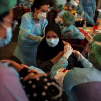 Eine Wanderarbeiterin erhält am Dienstag bei der Thailändischen Rotkreuzgesellschaft ihre erste Dosis des Sinopharm Impfstoffs gegen die Coronavirus-Krankheit