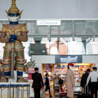 Eine traditionelle thailändische Statue trägt eine Gesichtsmaske als Kampagne für Reisende, um die Ausbreitung des Covid-19-Coronavirus in Bangkok am 18. Dezember 2020 zu verhindern.