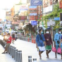 Einheimische gehen auf einer fast leeren Khao San Road. Das Finanzamt prognostizierte zunächst ein Wirtschaftswachstum von 1,3 % in diesem Jahr