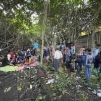 Einige der 260 Bürger aus Myanmar wurden am Montag (25. Oktober) im Bezirk Sai Yok in der Provinz Kanchanaburi nach dem illegalen Grenzübertritt gefasst