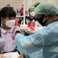 Etwa 20.000 Schüler im Alter von 12 bis 18 Jahren werden am Freitag von 1.200 medizinischen Fachkräften in den Hallen 5-6 des Impact Muang Thong Thani Ausstellungszentrums in Nonthaburi geimpft.
