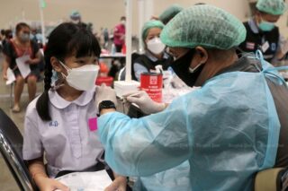 Etwa 20.000 Schüler im Alter von 12 bis 18 Jahren werden am Freitag von 1.200 medizinischen Fachkräften in den Hallen 5-6 des Impact Muang Thong Thani Ausstellungszentrums in Nonthaburi geimpft.