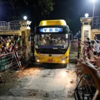 Familien warten vor dem Insein Gefängnis, als Myanmars Junta am 18. Oktober in Yangon, Myanmar, Gefangene freilässt, darunter auch Menschen, die gegen den Militärputsch protestiert haben