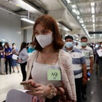 Freiwillige stellen sich während einer Übung am Mittwoch am Flughafen Suvarnabhumi mit Maßnahmen zur Prävention von Coronavirus Krankheiten auf