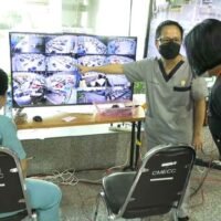 Gesundheitsbeamte überprüfen den Grundriss des im Chiang Mai International Exhibition and Convention Centre eingerichteten Feldkrankenhauses