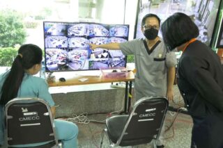Gesundheitsbeamte überprüfen den Grundriss des im Chiang Mai International Exhibition and Convention Centre eingerichteten Feldkrankenhauses