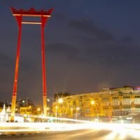 Helle Lichter locken. Die Giant Swing erleuchtet, wenn die Dämmerung um eines der Wahrzeichen Bangkoks hereinbricht.