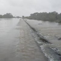 Hochwasser ergießt sich über die Gleise auf der Nordoststrecke.