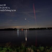 In der Nacht zum Ende der buddhistischen Fastenzeit schießen Naga Feuerbälle (gelbe Punkte) zusammen mit Feuerwerkskörpern (in Rot) in den Himmel