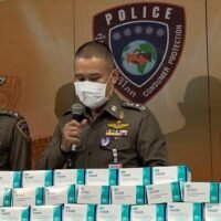 Kisten mit dem antiviralen Medikament Favir, die bei illegalen Online-Händlern beschlagnahmt wurden, wurden am Mittwoch in der Polizeiabteilung für Verbraucherschutz in Bangkok gezeigt