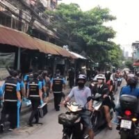 Kriminalpolizei und Bombenentsorgungsbeamte machen sich am Donnerstagmorgen auf den Weg zu den Wohnungen von Din Daeng