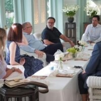 Kulturminister Itthiphol Kunplome trifft sich gestern mit Russell Crowe, um seinen guten Willen zu würdigen