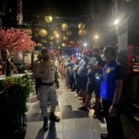 Kunden und Mitarbeiter des Lamer Restaurant & Karaoke im Stadtteil Muang von Nakhon Ratchasima standen bereit, nach der Razzia am Mittwochabend abtransportiert zu werden