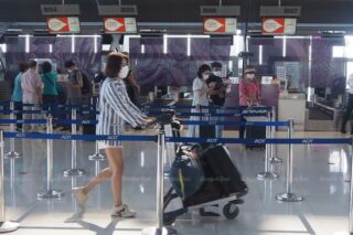 Lokale Reisende am Flughafen Suvarnabhumi am 3. Oktober dieses Jahres nach einer weiteren Lockdown Entspannung zwei Tage zuvor
