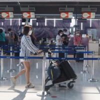 Lokale Reisende am Flughafen Suvarnabhumi am Freitag nach der Lockerung der Sperrmaßnahmen.