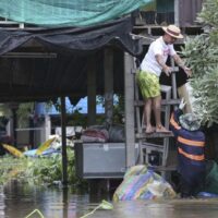 Menschen, die entlang des Flusses Chao Phraya im Bezirk Sam Khok von Pathum Thani leben, bringen ihr Hab und Gut nach der Überschwemmung in eine höhere Etage.