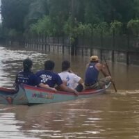 Menschen pendeln am Mittwoch mit dem Boot im überfluteten Bezirk Muang in Chanthaburi