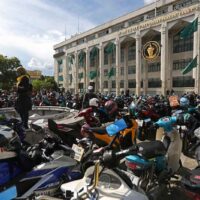Motorradfahrer versammeln sich im vergangenen Jahr im Rathaus, um sich über ihr Recht zur Benutzung von Unterführungen und Überführungen zu erkundigen