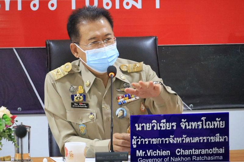 Nakhon Ratchasima Vichien Chantaranothai bei einem Treffen zur Erörterung der Wassersituation in der Provinz am Dienstag