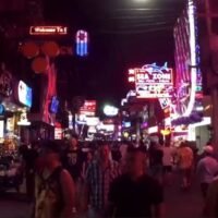 Pattaya hofft, wieder viele Besucher zu sehen, aber die Tourismusunternehmen sagen, dass die Fortführung des Alkoholverbots die Attraktivität der Stadt verringern könnte