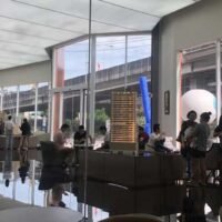 Potenzielle chinesische Käufer besuchen die Verkaufsgalerie für eine im Juni 2019 eröffnete Hochhaus-Eigentumswohnung in Bangkok.