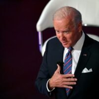 Präsident Joe Biden sagte, die USA würden Taiwan gegen China verteidigen, obwohl dies im Widerspruch zu der langjährigen Strategie der strategischen Ambiguität zu stehen scheint.