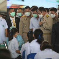 Premierminister Prayut Chan-o-cha spricht zu Schulkindern der Pibool Upphatham School im Bezirk Lat Phrao in Bangkok,