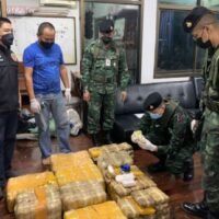 Soldaten und Polizisten inspizieren Pakete mit Meth Pillen, die sie von zwei Männern nach einer Verfolgungsjagd im Bezirk Muang von Chiang Rai am Donnerstagabend beschlagnahmt hatten