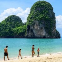 Touristen genießen am Samstag den Strand von Phra Nang in Krabi