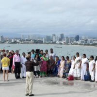 Touristen posieren für Fotos am Phra Tamnak Hill in Pattaya, einem erstklassigen Ort, um am 31. Januar 2019 einen Panoramablick auf Pattaya City und die Bucht von Pattaya zu genießen.