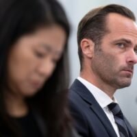 US-TikTok-Vizepräsident und Head of Public Policy Michael Beckerman (rechts) sagt in einer Senatsanhörung über Kindersicherheit online auf dem Capitol Hill 2021 aus,