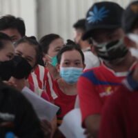 Wanderarbeiter aus Thailands Nachbarländern, die in der Provinz Nonthaburi arbeiten, werden am Samstag auf dem Bang Yai-Markt im Bezirk Bang Yai geimpft