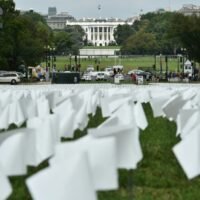 Weiße Flaggen, die die Todesfälle durch Covid-19 in den USA markieren – eine Zahl, die 700.000 überschritten hat – werden im Rahmen eines Projekts im September 2021 auf der National Mall in der Nähe des Weißen Hauses gesehen.