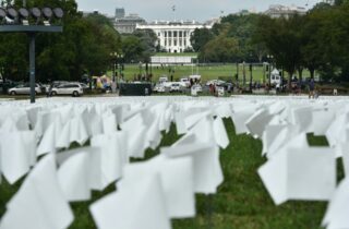 Weiße Flaggen, die die Todesfälle durch Covid-19 in den USA markieren – eine Zahl, die 700.000 überschritten hat – werden im Rahmen eines Projekts im September 2021 auf der National Mall in der Nähe des Weißen Hauses gesehen.