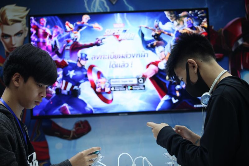 Zwei Teenager beteiligen sich während der Thailand Game Expo 2020 an einem Spiel