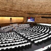 Abgeordnete stoßen bei der Änderung der Verfassung aneinander