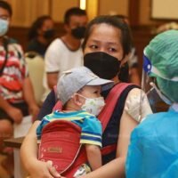 Am Dienstag werden im Gemeindeamt Samrong Nua im Bezirk Muang, Samut Prakan, Menschen gegen Covid-19 geimpft