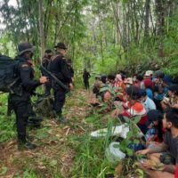 An der Grenze gefangen genommene illegale Migranten aus Myanmar. Das thailändische Verteidigungsministerium warnt davor, dass jeder Staatsbeamte, der in Menschenhandel verwickelt ist, mit schweren Strafen rechnen muss. (Königliche thailändische Armee)