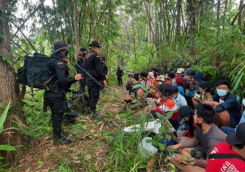 An der Grenze gefangen genommene illegale Migranten aus Myanmar. Das thailändische Verteidigungsministerium warnt davor, dass jeder Staatsbeamte, der in Menschenhandel verwickelt ist, mit schweren Strafen rechnen muss. (Königliche thailändische Armee)