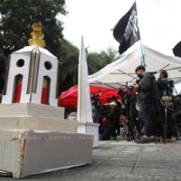 Anhänger der regierungsfeindlichen Kundgebungsführer stellen ein Modell des Demokratiedenkmals vor das Verfassungsgericht,