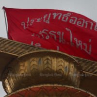 Auf dem Demokratiedenkmal in Bangkok ist eine Flagge von regierungsfeindlichen Demonstranten zu sehen, in der eine Botschaft den Rücktritt von Premierminister Prayuth am 9. Oktober 2021 fordert.