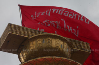 Auf dem Demokratiedenkmal in Bangkok ist eine Flagge von regierungsfeindlichen Demonstranten zu sehen, in der eine Botschaft den Rücktritt von Premierminister Prayuth am 9. Oktober 2021 fordert.