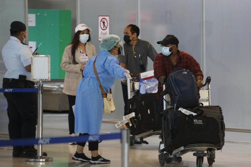 Ausländische Besucher werden bei der Ankunft am internationalen Flughafen Suvarnabhumi von Gesundheitsbehörden begrüßt