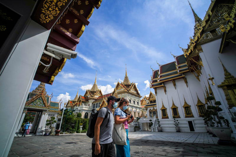 Ausländische Touristen besuchen den Großen Palast in Bangkok am 2. November 2021, einen Tag nach der Wiedereröffnung des Landes für vollständig geimpfte Besucher.