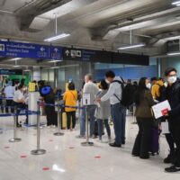 Ausländische Touristen kommen am 1. November, dem ersten Tag der Wiedereröffnungskampagne des Landes, am Flughafen Suvarnabhumi in Bangkok an,