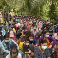 Beamte haben am Dienstagmorgen 218 illegale Migranten aus Myanmar auf einer Plantage im Distrikt Sangkhla Buri in Kanchanaburi festgenommen.